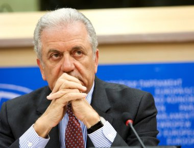 Αβραμόπουλος: Δεν υπάρχει λόγος να αλλάξει η πολιτική για τις εγκαταστάσεις των προσφύγων